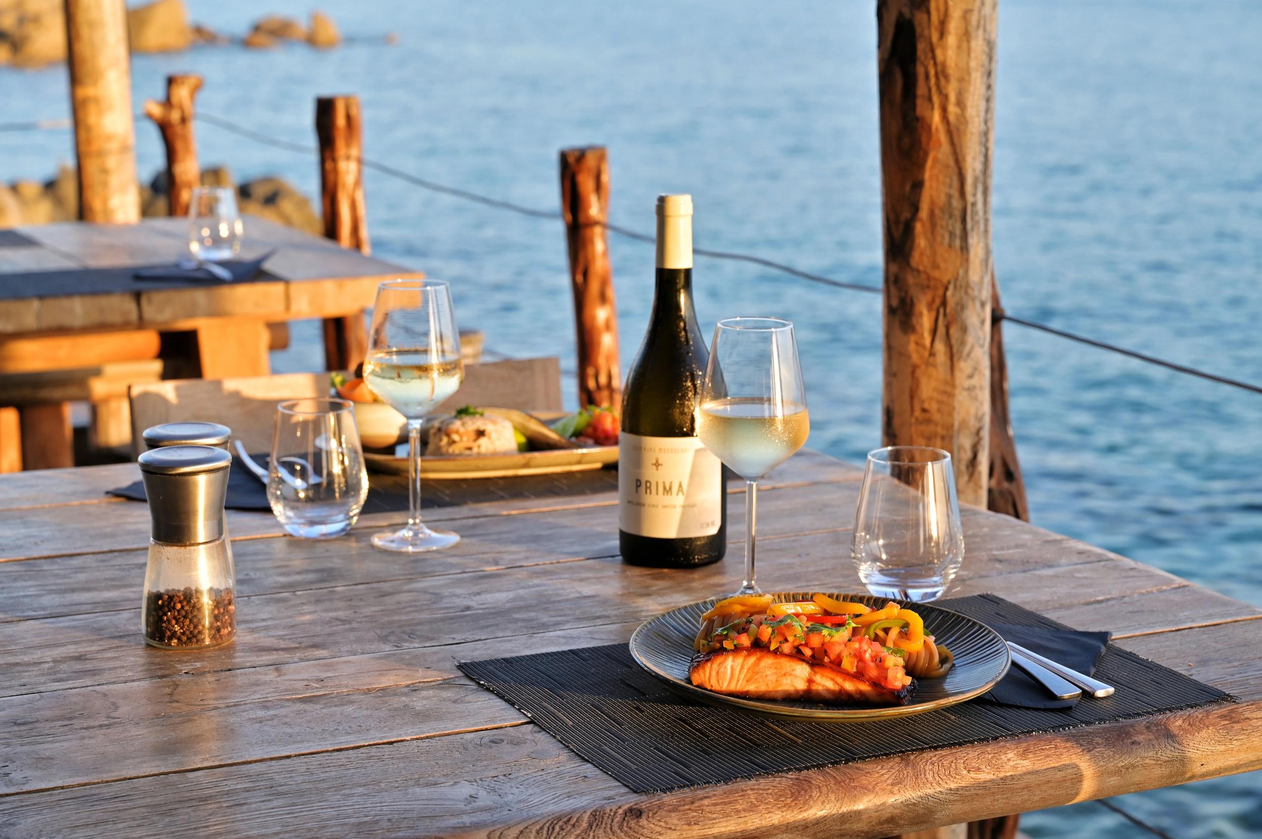 Restaurant au bord de l'eau à Olmeto plage